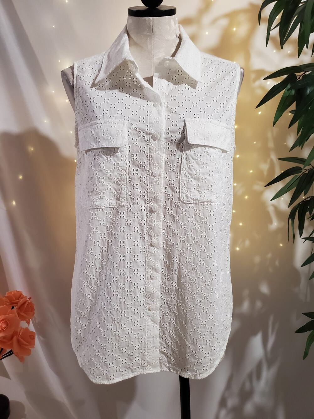 Peck & Peck Eyelet Lace Sleeveless Button Top Womens Size M Flap Pockets White